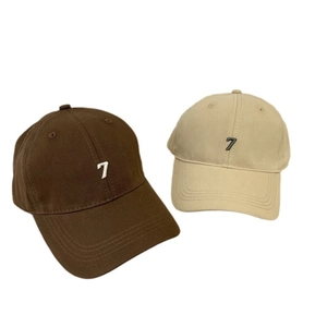 Deep-fit baseball caps in dark brown and khaki with embroidered number seven