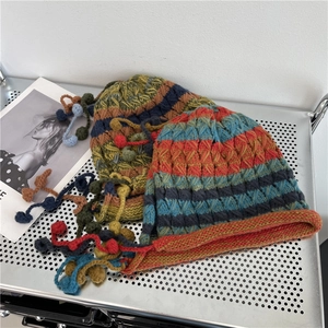 Kleurrijke gestreepte gehaakte muts met oorflappen en pompon kwastjes voor dames
