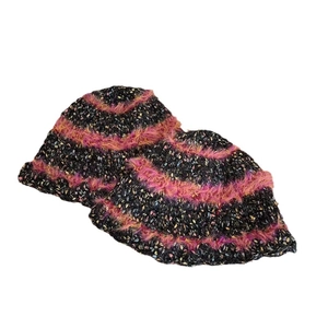 Chapeau de pêcheur en tricot noir style japonais avec rayures roses pelucheuses d'hiver