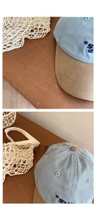 Détails d'une casquette bicolore en coton avec broderie bleue et visière de couleur kaki