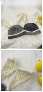 Vue détaillée du bonnet à oreilles de lapin tricoté avec bordure en fausse fourrure
