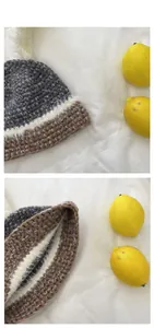 Détails d'un bonnet en tricot tricolore avec oreilles de lapin et bord en peluche