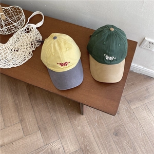 Casquette de baseball rétro bicolore avec broderie Sun day sur table en bois