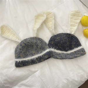 Bonnets en tricot à oreilles de lapin en gris foncé et bleu clair avec garniture en fourrure