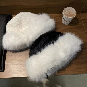 Cappello da pescatore invernale in pelliccia sintetica bianca e bicolore bianco-nero
