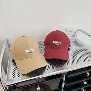 Classic cotton baseball cap with Boston 1630 embroidery in khaki and dark red colors