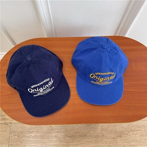 Retro two-tone cotton baseball caps with embroidered lettering in navy and royal blue