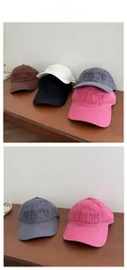 Détail de casquettes en coton délavé montrant la broderie STARY et l'effet usé
