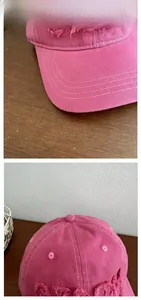 Détail d'une casquette rose délavée avec bords effilochés et texture de coton