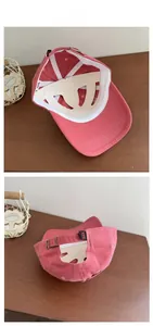 Détails de la casquette rose en coton avec boucle métallique ajustable et étiquette de lavage