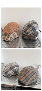 Détail de casquettes plates à carreaux vintage en mélange de lin et coton respirant