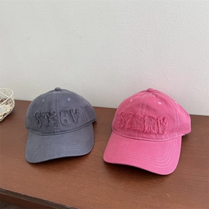Casquettes de baseball en coton rose et gris avec broderie STARY sur table en bois