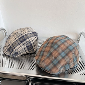 Casquettes plates vintage à carreaux pour femmes en beige et marron sur étagère