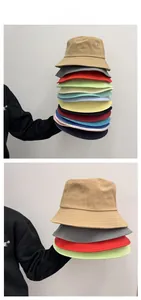 Dettaglio di cappelli alla pescatora in cotone impilati in vari colori vivaci