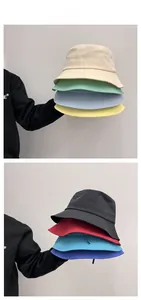Dettaglio di cappelli alla pescatora in cotone con vari colori e cuciture pulite