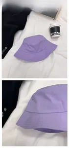 Dettaglio del cappello a secchiello in cotone viola chiaro con cuciture rinforzate sulla tesa
