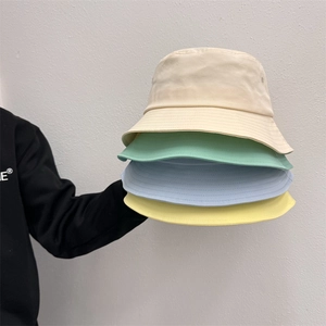 Set di quattro cappelli a secchiello in beige, menta, blu e giallo con tesa rinforzata