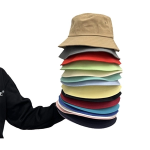 Pila di cappelli alla pescatora in cotone oversize in vari colori per protezione solare