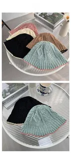 Détail de bobs en tricot multicolores avec texture torsadée et bords contrastés