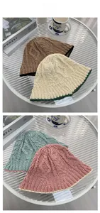 Détail de chapeaux bobs tricotés à la main avec texture de maille torsadée épaisse