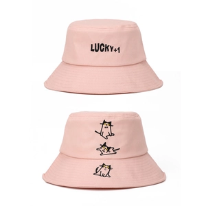 Detail eines rosa Anglerhuts mit süßer Katzen-Stickerei und Lucky+1 Schriftzug