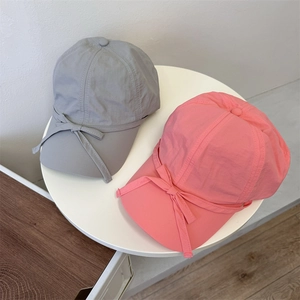Breathable women's sun hat with bow tie detail in light grey and pastel pink colors