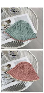 Gros plan détaillé du chapeau cloche bicolore tricoté main avec maille crochet texturée