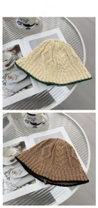 Détail de chapeaux cloches au crochet faits main avec texture épaisse et bords contrastés