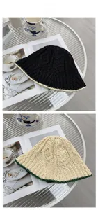 Détail d'un chapeau cloche en crochet fait main avec motif texturé et bordure ondulée