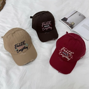 Tres gorras de béisbol vintage en caqui, marrón y burdeos con bordado Faith y efecto gastado