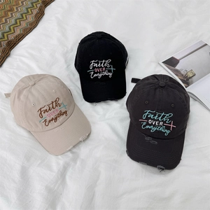 Gorras de béisbol retro con bordado Faith en tonos beige, negro y gris oscuro desgastado