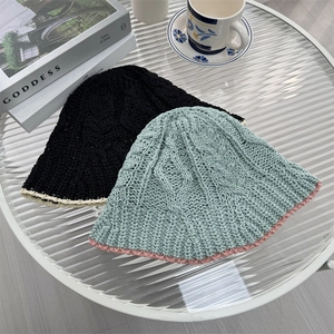 Chapeaux bob en paille crochetée respirante avec design ajouré et bord ondulé pour le soleil
