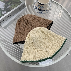 Chapeaux bob en paille tissée marron et beige avec bords ondulés pour protection solaire d'été