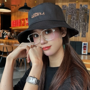 Schwarzer Anglerhut für Damen mit LUCKY+1 Stickerei und schicker transparenter Brille