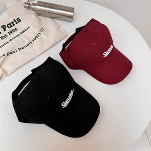 Classic cotton baseball caps in black and burgundy with Concise embroidery detail