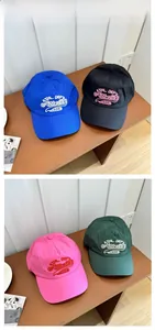 Détail de la broderie de lettres sur des casquettes de baseball respirantes en quatre coloris