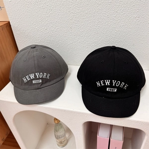 Short brim baseball caps in black and dark grey with white New York embroidery