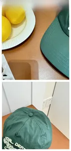 Détail d'une casquette de baseball vert foncé à séchage rapide avec broderie athlétique
