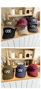 Détail de diverses casquettes de baseball en coton brodé en plusieurs coloris