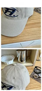 Détail de casquette beige en coton avec broderie bleue en relief et coutures précises