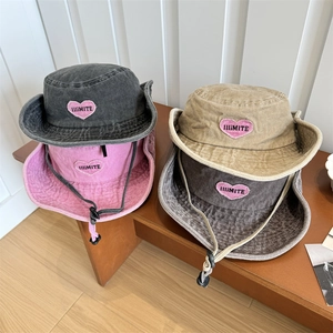 Chapeau Bob en Acrylique Lavé Avec Broderie Lettre Cœur pour Femmes Corde Coupe-Vent Réglable Chapeau de Soleil Extérieur
