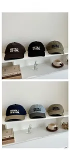 Dettaglio dei cappellini da baseball vintage con ricamo Brooklyn su scaffali di negozi