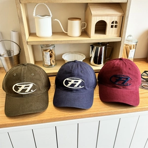 Trois casquettes de baseball vintage en coton en vert olive, bleu marine et rouge bordeaux