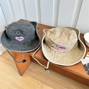 Chapeaux de soleil à large bord en gris et kaki avec broderie coeur rose