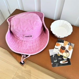Chapeau de soleil en coton délavé rose avec broderie cœur et mentonnière réglable