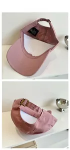 Dettaglio del cappellino rosa con fibbia in metallo e struttura interna foderata