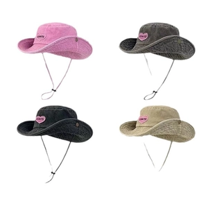 Chapeaux de soleil en denim lavé rose, gris, noir et kaki avec broderie cœur et cordon