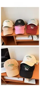 Vue détaillée de casquettes de baseball en coton avec broderie 3D chien et lettres