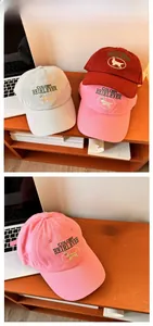 Broderie détaillée de Golden Retriever et lettres sur casquettes en coton variées