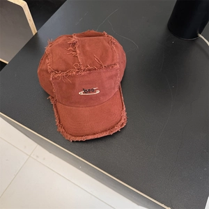 Retro brick red baseball cap with bro pin embroidery and frayed edges in street style
